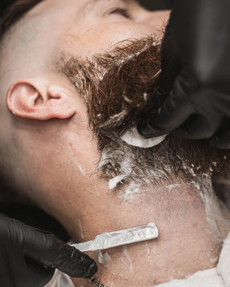 Rasage et soins du visage chez Gentleman Coiffure