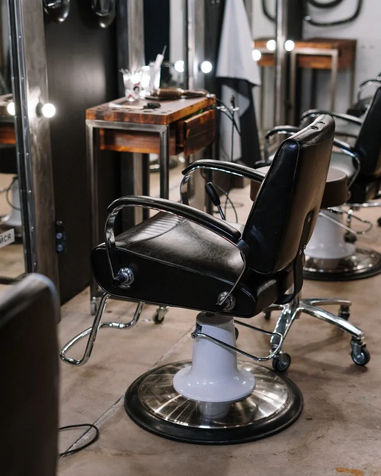 Fauteuil de barbier en cuir, ambiance du salon Gentleman Coiffure